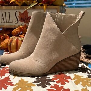 Beautiful Beige/Tan Toms ankle wedge. EUC, worn once. Size 7